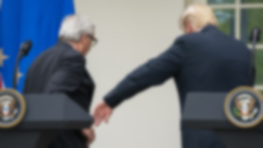 Juncker przypieczętował breżniewowskim pocałunkiem nową miłość Unii z Ameryką