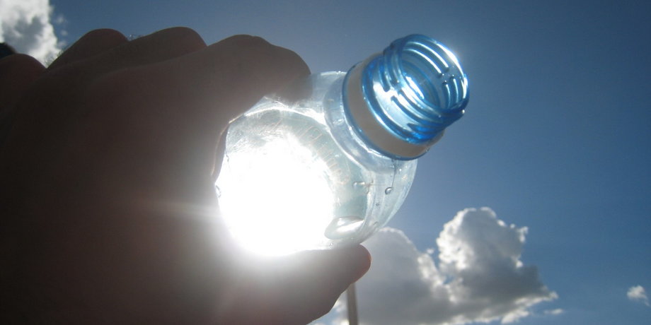 Woda butelkowana często nie różni się niczym od kranówki. Jest za to droższa, a same butelki stanowią poważne zagrożenie dla środowiska