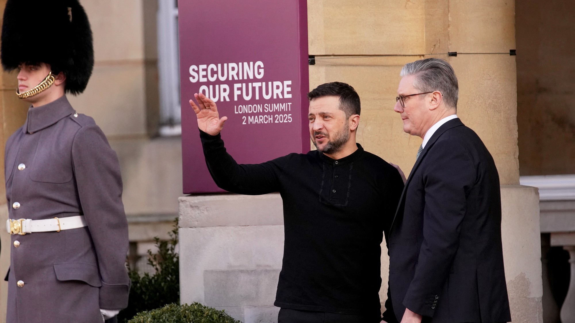 Ukrajinský prezident Volodymyr Zelenskyj a britský premiér Keir Starmer v Londýne, 2. marca 2025