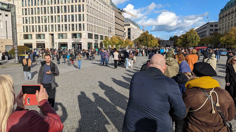 Tłumy przed lokalem wyborczym w Berlinie