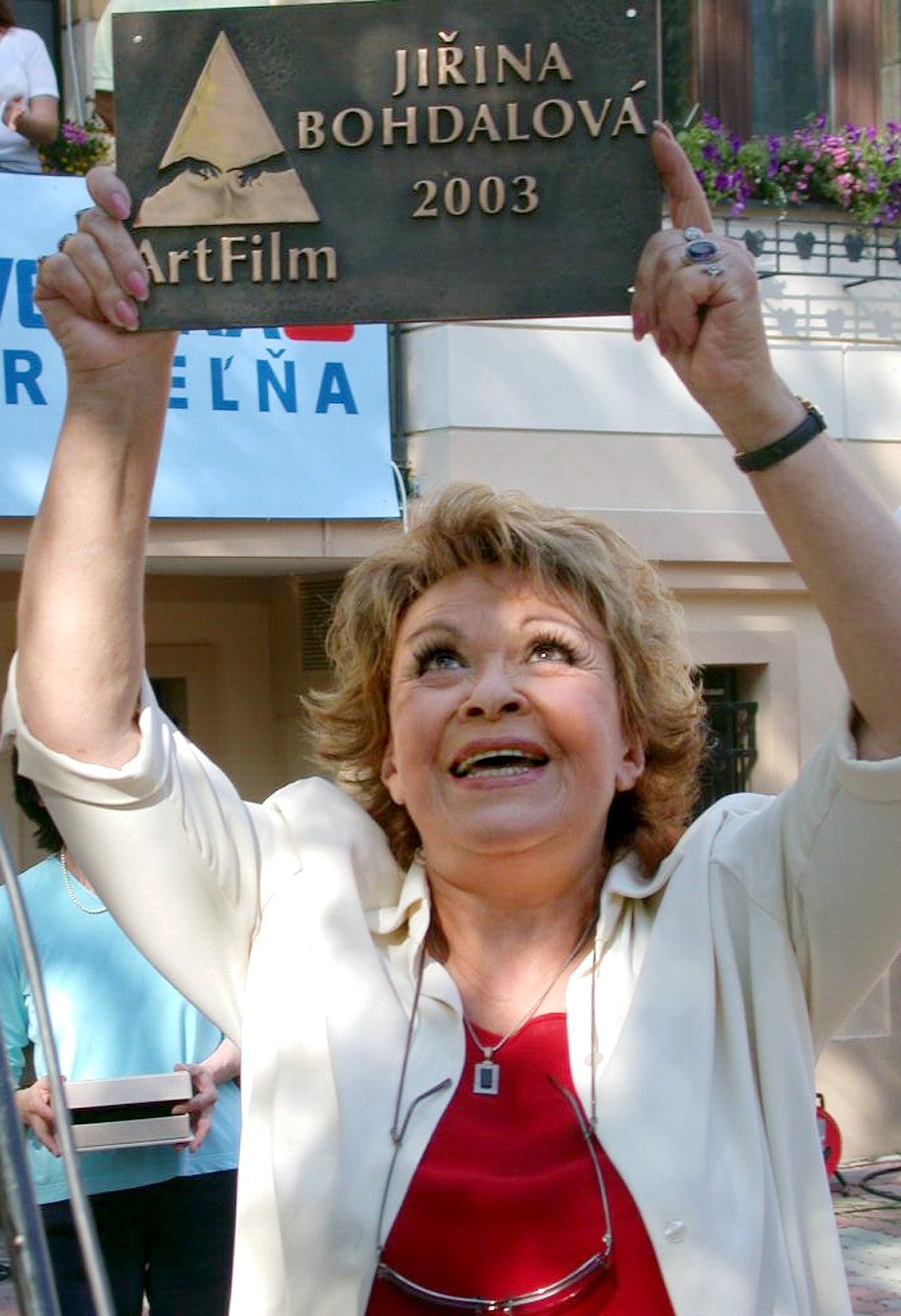 Jiřina Bohdalová si 25. júna 2003 na Moste slávy v Trenčianskych Tepliciach prevzala ocenenie festivalu Art Film - Hercova misia.