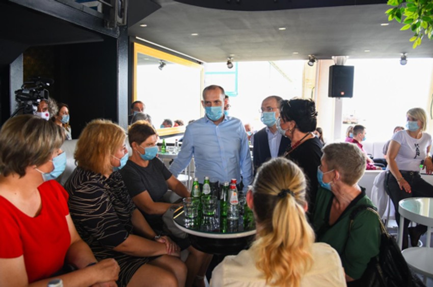 Lončar sa zdravstvenim radnicima