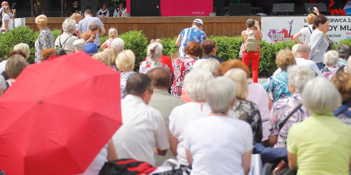 Co osiemnasty senior nie reguluje płatności na czas, a średnie zadłużenie osoby po 64. roku życia to 21,23 tys. zł