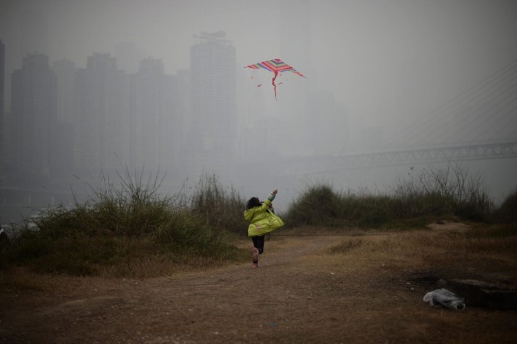Chiński rząd przeznaczył 10 miliardów dolarów na fundusz, z którego pieniądze trafią do miast najskuteczniej radzących sobie ze smogiem. Zanieczyszczenie powietrza stało się bowiem w Chinach nie tylko jednym z najważniejszych problemów społecznych, ale i politycznych. Chińczycy upominają się o swoje prawa coraz częściej walcząc o czyste środowisko. Na zdjęciu: miasto Chongqing, EPA/RAN WEN CHINA OUT Dostawca: PAP/EPA.