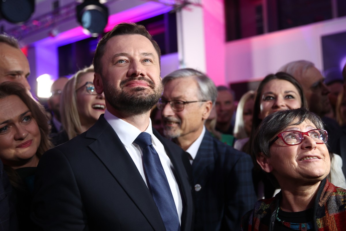 Kraków, 21.04.2024. Wybory samorządowe 2024 - II tura. Kandydat na prezydenta Krakowa Aleksander Miszalski (2P) podczas wieczoru wyborczego KO w Białej Galerii Nowohuckiego Centrum Kultury w Krakowie, 21 bm. (sko) PAP/Łukasz Gągulski