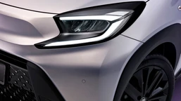 najtańsza toyota trzęsie rynkiem i pala 4,6 l/100 km. ile kosztuje?