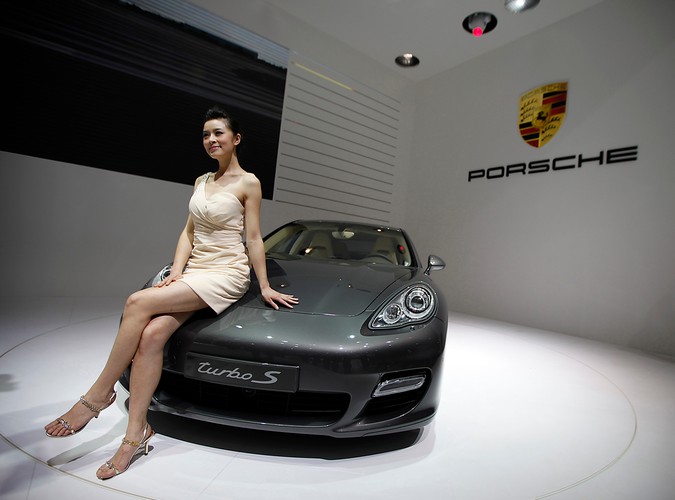 Salon samochodowy w Szanghaju... Jest na czym zawiesić oko :)