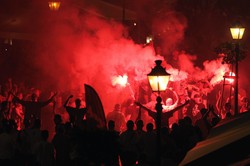 Latające kufle i 204 mandaty dla pseudokibiców. Bitwa z policją. GALERIA