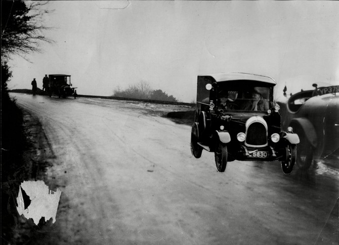 Automobil čuvene književnice pronađen je na litici, sa upaljenim svetlima