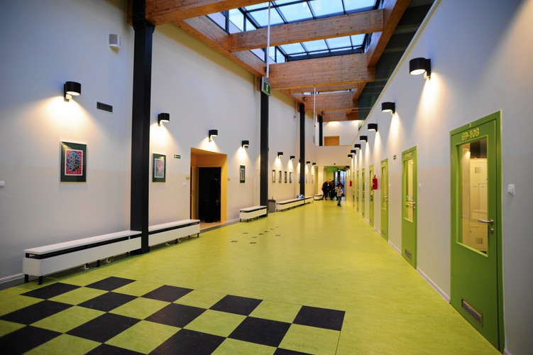 19 grudnia odbyło się oficjalne otwarcie całego obiektu, na które przybył m.in wicepremier Janusz Piechociński. Co prawda 500 pierwszych uczniów rozpoczęło rok szkolne w placówce już we wrześniu, ale otwarcie i przecięcie wstęgi przez VIP-ów nastąpiło po oddaniu części sportowej.