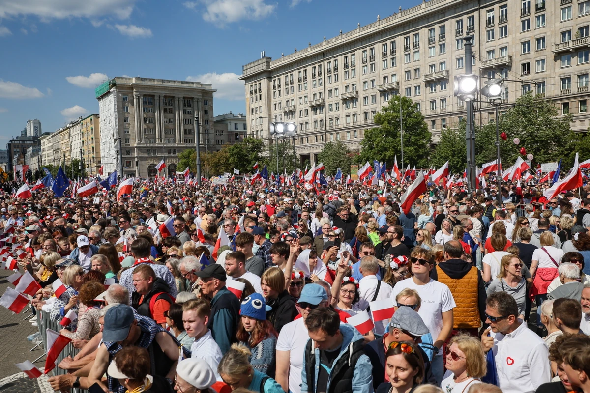 Marsz Nawrocki i Trzaskowski: ile ludzi? [Porównanie]