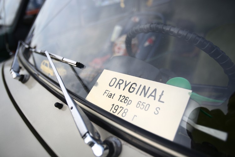 Wystawa Fiatów 126p przed Pałacem Kultury i Nauki na placu Defilad w Warszawie