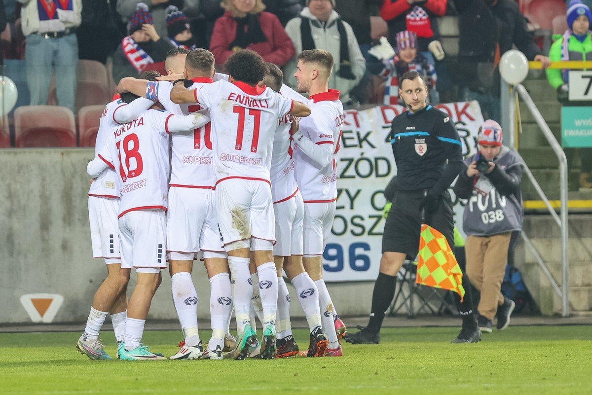 Piłkarze Górnika Zabrze cieszą się po zdobytej bramce