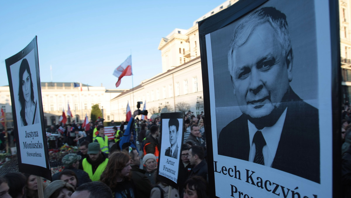 - Lech Kaczyński miał pewną ułomność: w porównaniu ze wszystkimi prezydentami po 1989 roku nigdy nie został zarejestrowany jako współpracownik przez komunistyczną tajną policję - powiedział w "Kropce nad i" prof. Andrzej Zybertowicz, podkreślając zasługi zmarłej w katastrofie smoleńskiej głowy państwa.