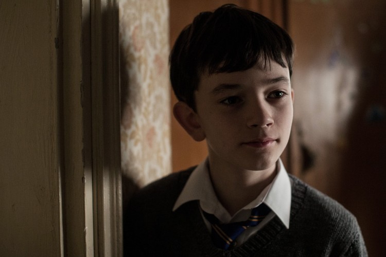 Lewis MacDougall w filmie 'Siedem minut po północy'. Premiera 25 grudnia