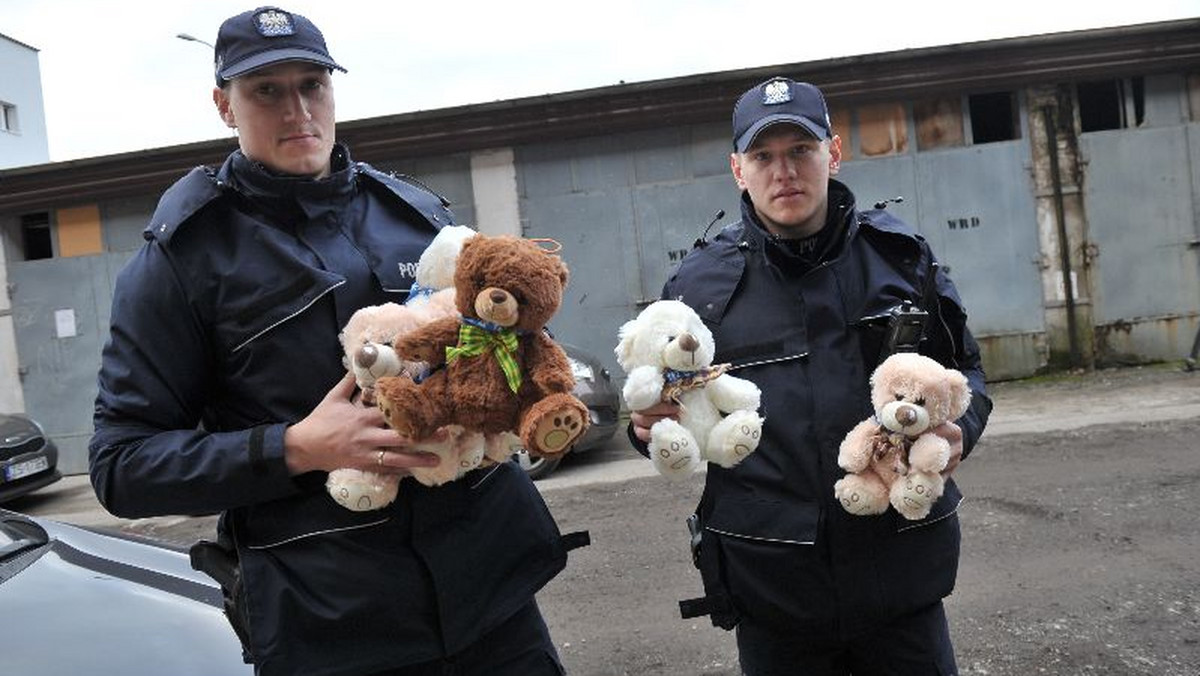 Przerażone, zapłakane i nierozumiejące tego, co się dzieje - obraz takich dzieci to nierzadki widok w pracy policjantów. Interweniując w przypadku awantur i przemocy domowej funkcjonariusze często spotykają przestraszone maluchy. Teraz pomagać mają im pluszowi pomocnicy.