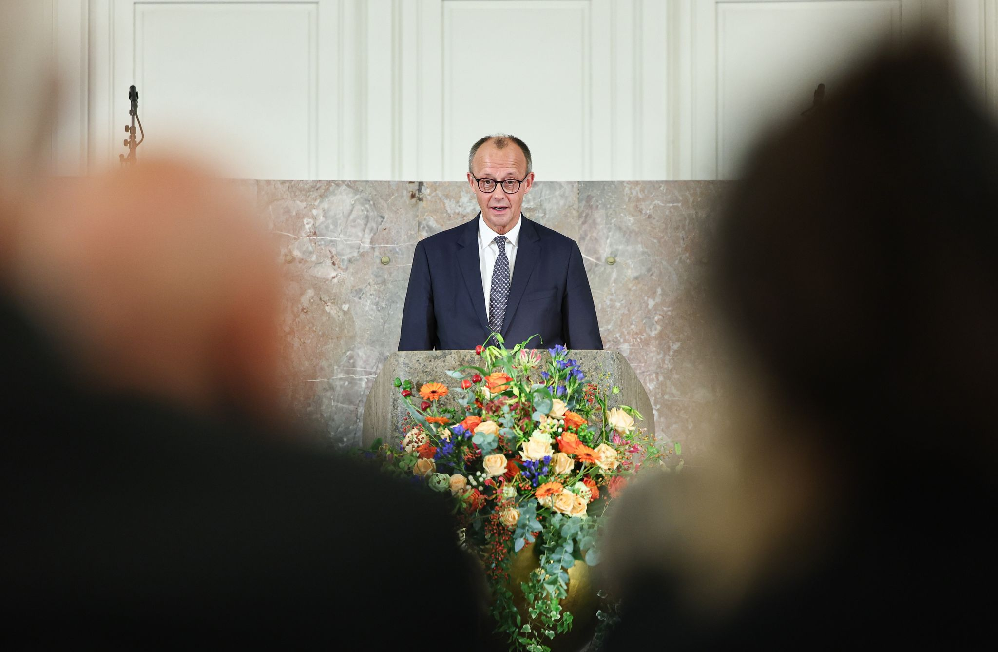 Ein Jahr danach: Merz würdigt den Bankier von Metzler