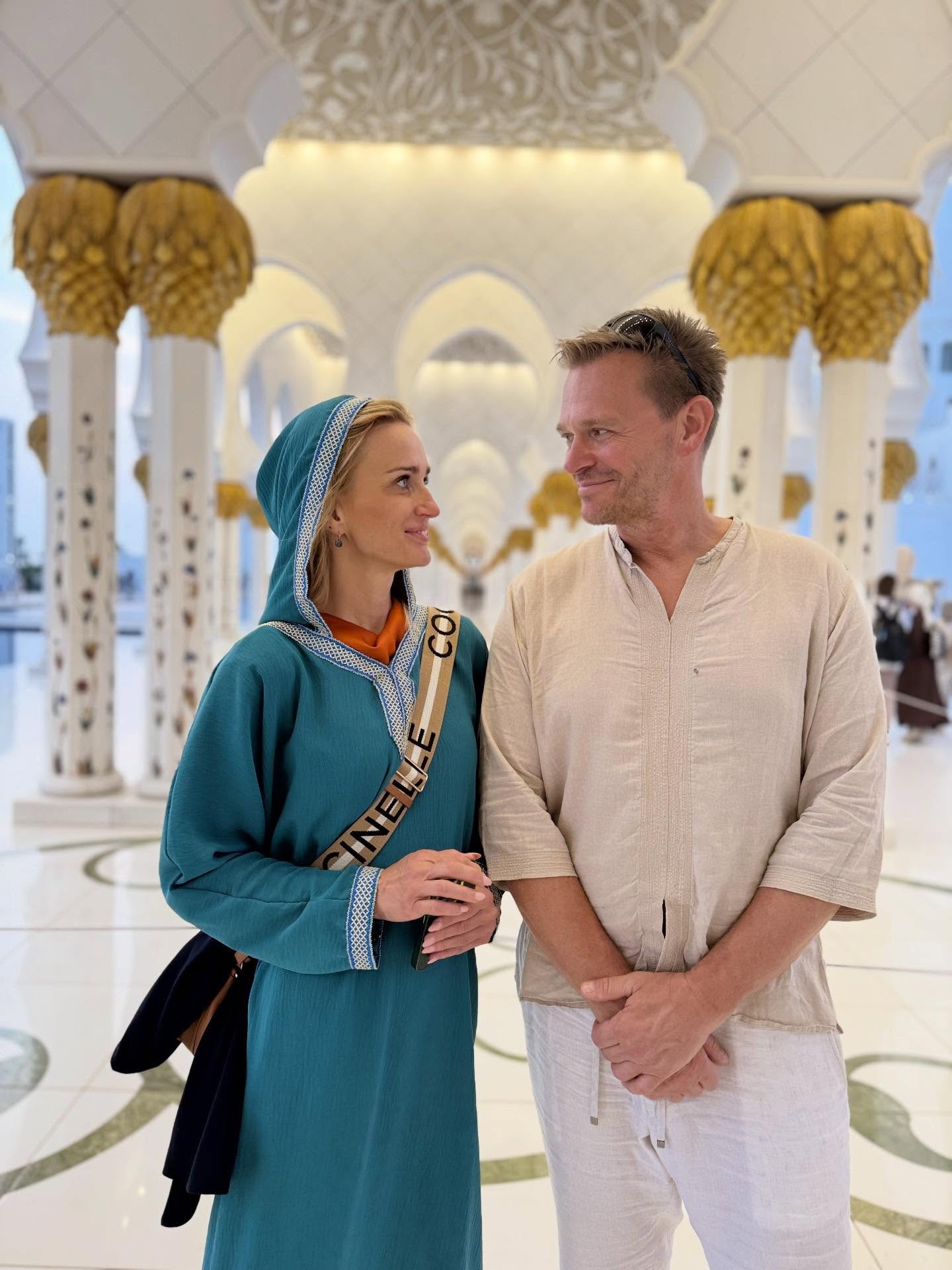 Moderátor a herec Martin Nikodým so snúbenicou Martinou.