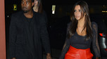 Kim Kardashian i Kanye West całują się po klubem/fot. Agencja Forum Gwiazd