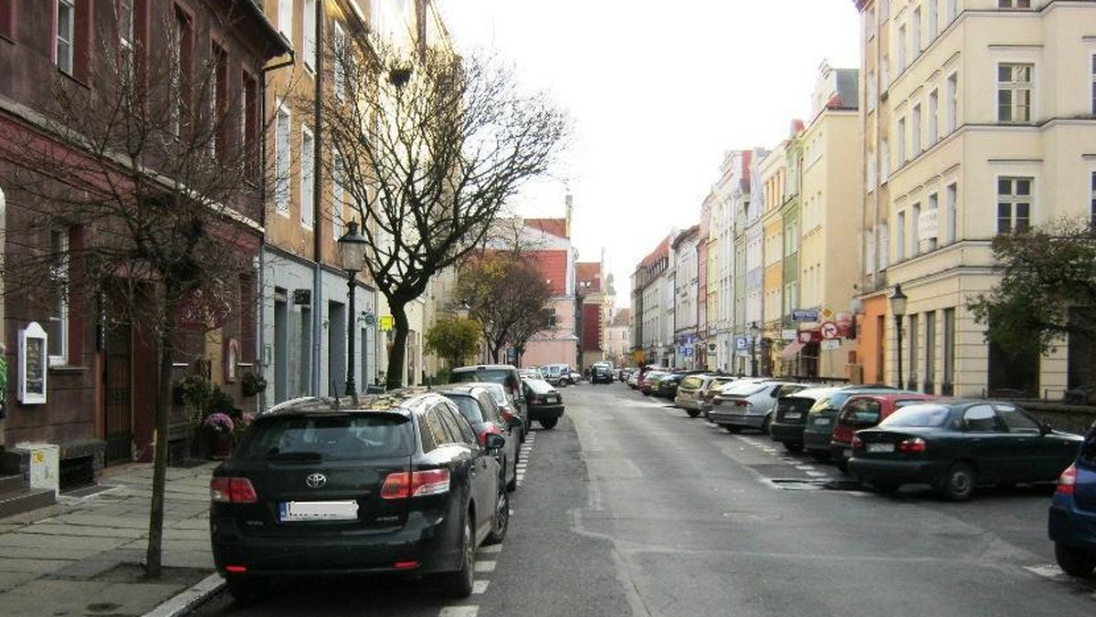 Od maja ulica Żydowska w Poznaniu zmieni swój charakter. Fragment ulicy będzie wyłączony z ruchu, zniknie część miejsc parkingowych, a w ich miejsce pojawią się ogródki gastronomiczne i zieleń.