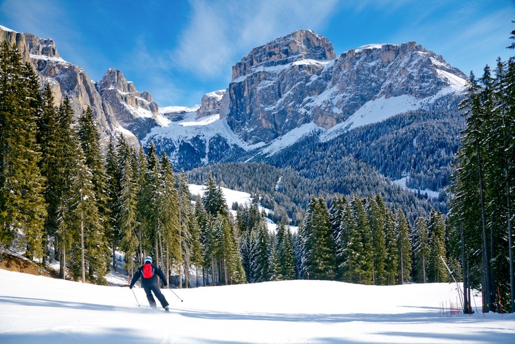 Legendarna dolina Val Di Fassa  położona jest w samym centrum Dolomitów. Znajdują się tam najlepsze ośrodki narciarskie Europy, można znależć trasy narciarskie satysfakcjonujące każdego narciarza.