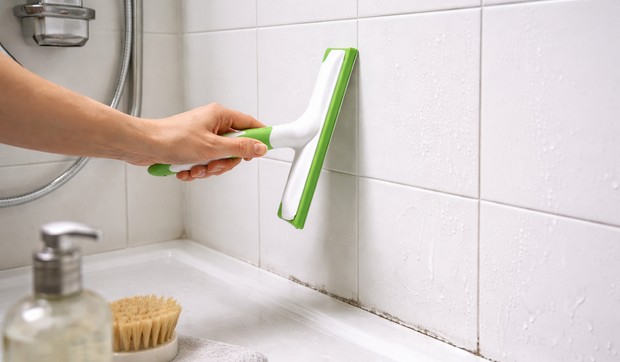 Čišćenje pločica u tuš kabini