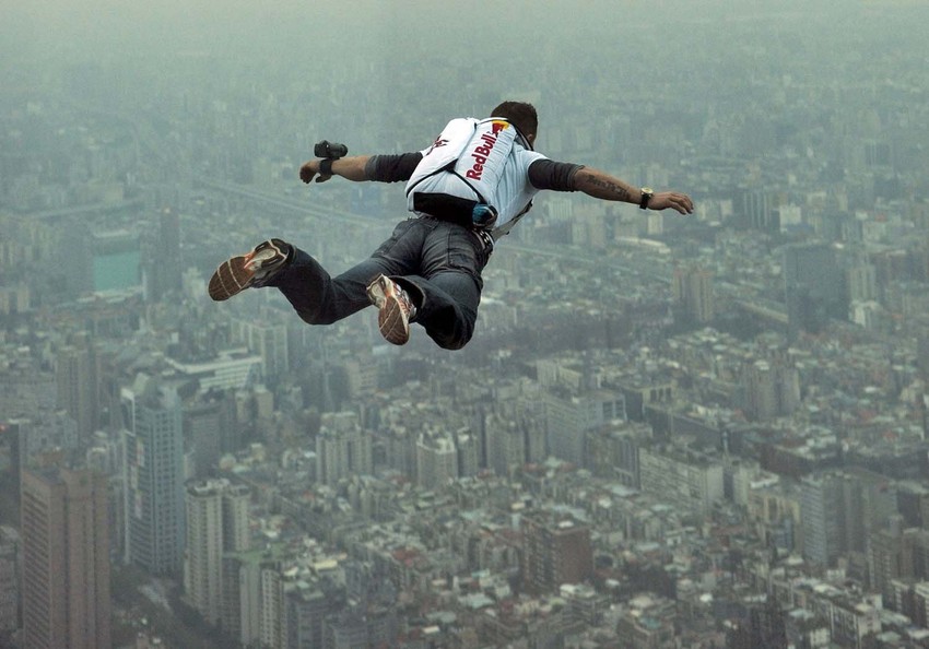 Feliks tokom jednog od ranijih skokova. Velika je sličnost sa crtežom iz detinjstva