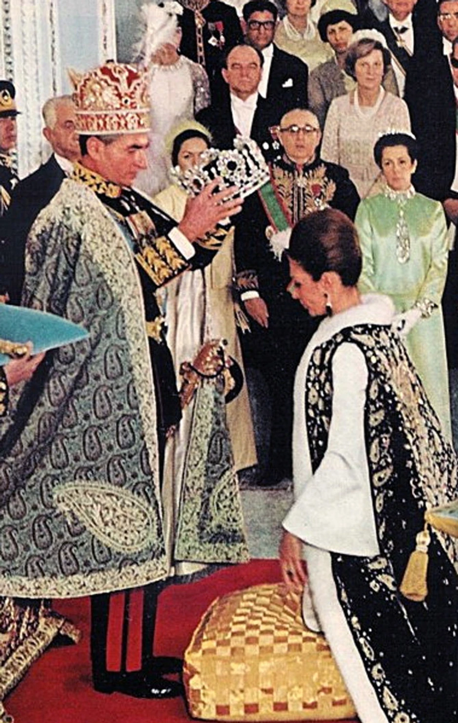 Šah Mohamed Reza Pahlavi kruniše Farah Dibu u okviru ceremonije 1967.