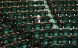 Poseł PiS: Ekshumacje ofiar smoleńskich są niezbędne. Widziałem tylko worek w trumnie i tabliczkę...