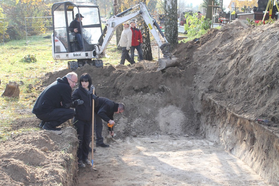 Na kcmentarzu na Piaskach rozpoczęły się badania