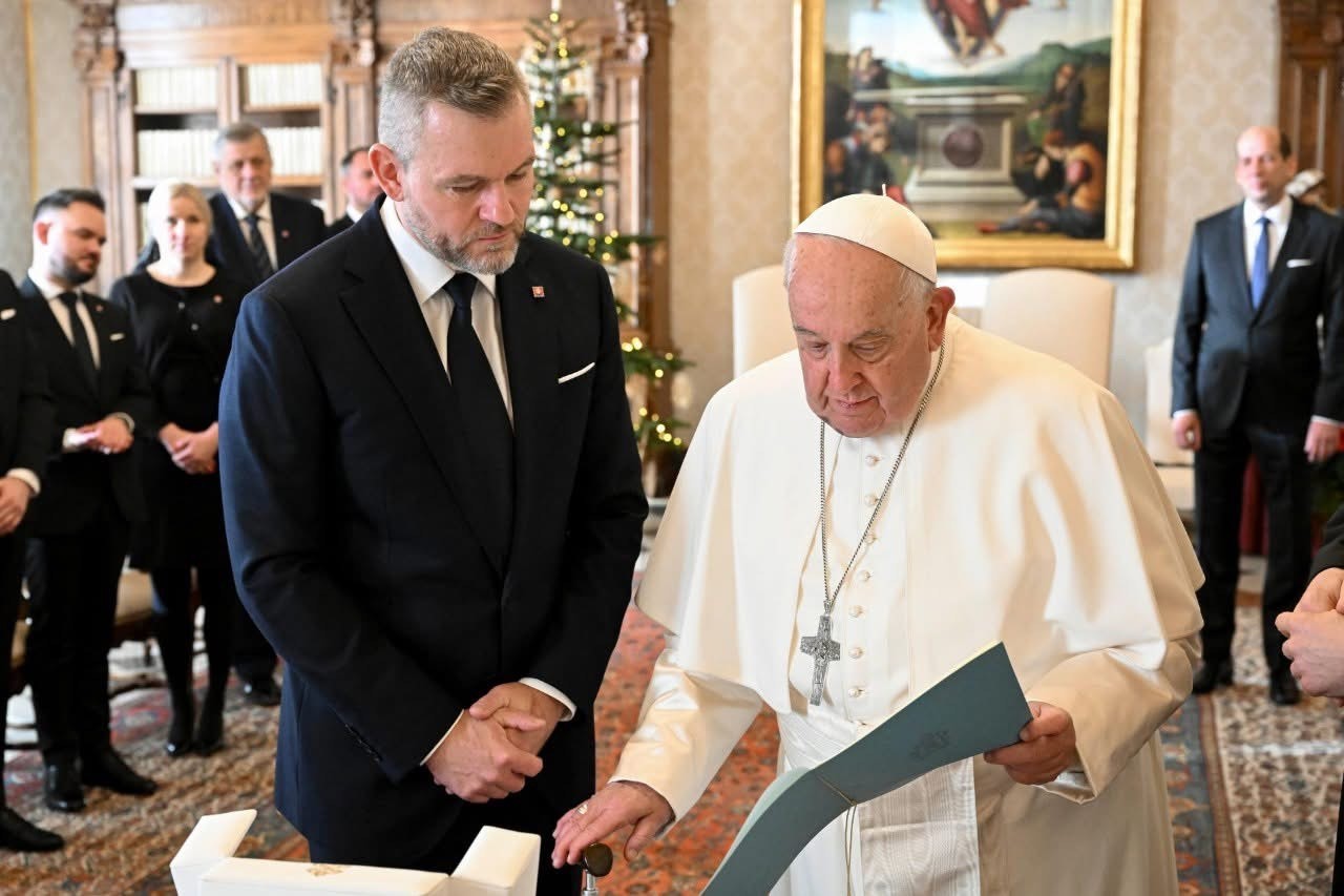 Prezident SR Peter Pellegrini a pápež František počas súkromnej audiencie vo Vatikáne v decembri 2024.