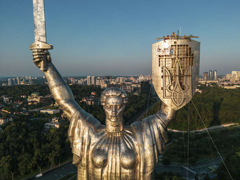 Górująca nad Kijowem potężna statua "Matki Ojczyzny" z nowym herbem na tarczy