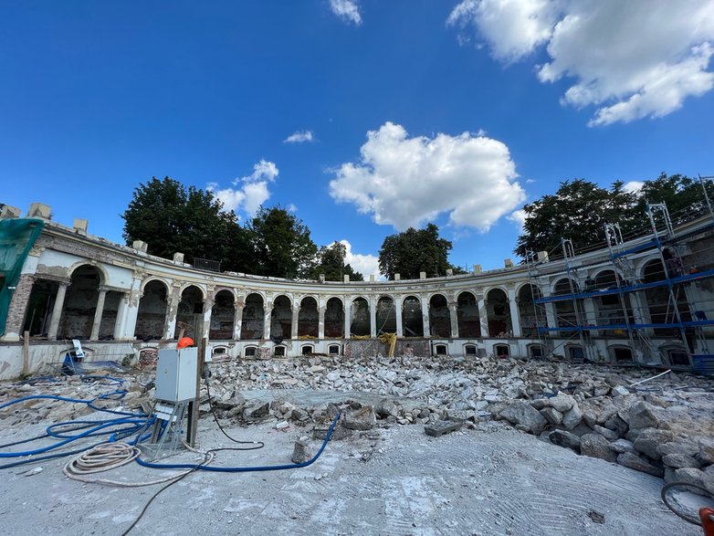 Tu kiedyś była zniszczona fontanna. Teraz jest gruzowisko