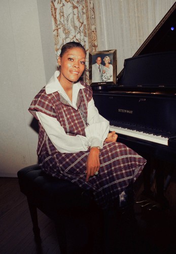 Dionne Warwick w 1977 roku