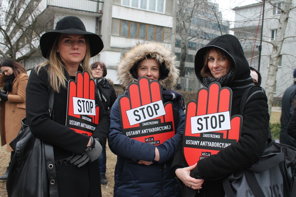 Transparenty na "czarnym proteście" w Warszawie