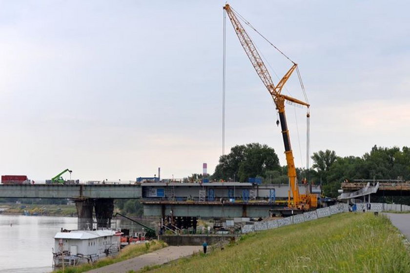 Trwają prace przy moście Łazienkowskim. Robotnicy nasuwają nową konstrukcję 