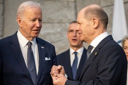 W kwestii wojny w Ukrainie Niemcy podążają za największymi sojusznikami - USA. Na zdjęciu Joe Biden i Olaf Scholz.