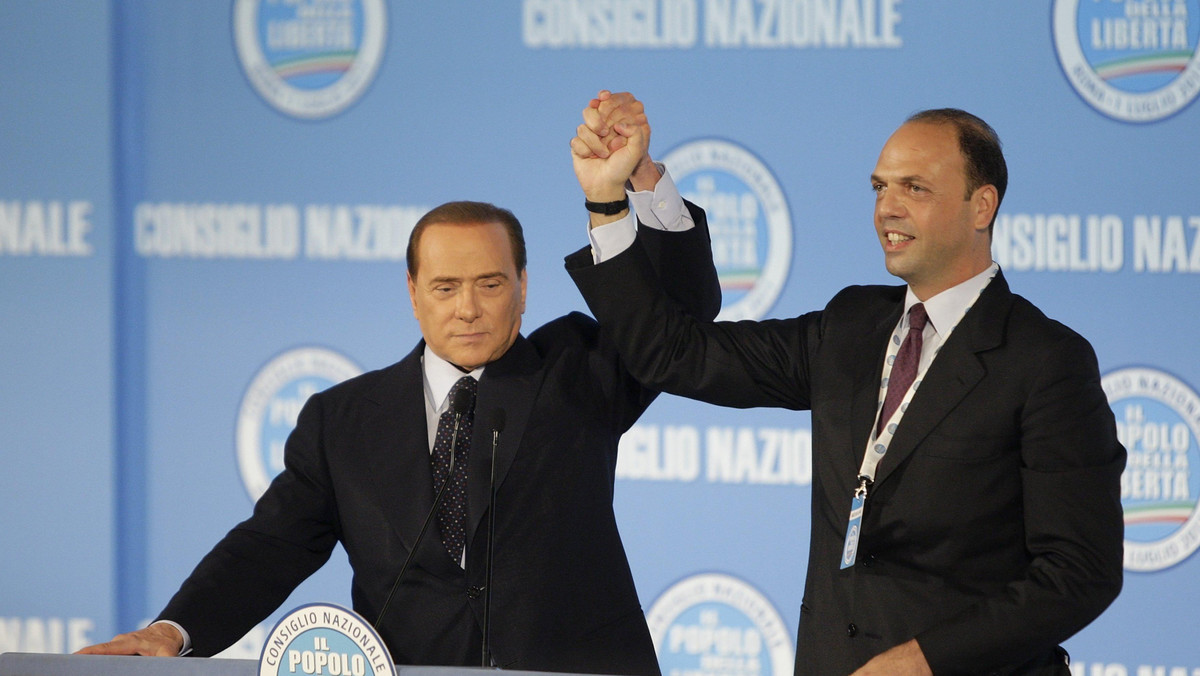 Minister sprawiedliwości Włoch Angelino Alfano został wybrany przez aklamację na sekretarza generalnego rządzącej partii Lud Wolności. Alfano wskazywany jest jako możliwy następca premiera Silvio Berlusconiego, choć sam taką możliwość odrzuca. - Aby uniknąć biurokracji proponuję wybrać Alfano na drodze ogólnego aplauzu - oświadczył szef rządu Silvio Berlusconi. Zwracając się do premiera Alfano powiedział żartobliwie: "Panie premierze, zawsze pan mówił, że Lud Wolności jest partią monarchistyczną i anarchistyczną. Cóż, pan znudził się swoją rolą monarchy, innym nie znudziło bycie anarchistami".