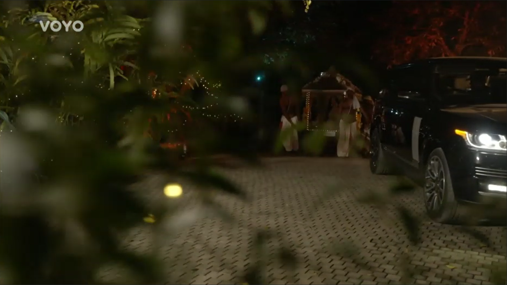 Dramatický príchod Mercedes Galisovej v šou Ruža pre nevestu na prvé stretnutie so ženíchom Adrianom Chabadom. 