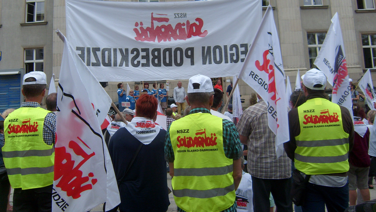 Jutro w Katowicach odbędzie się demonstracja nauczycieli, którzy domagają się podwyżek. Pikietę przed Śląskim Urzędem Wojewódzkim organizuje oświatowa "Solidarność". Związkowcy przygotowali też petycję do premiera Mateusza Morawieckiego, którą zamierzają wręczyć wojewodzie.