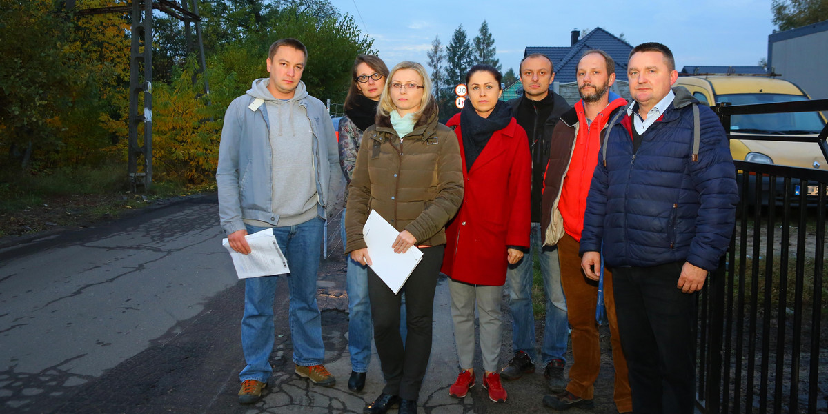 Blokada drogi w Łodzi. Ulica Denna z płotem na jezdni. Zbudowana na prywatnych działkach