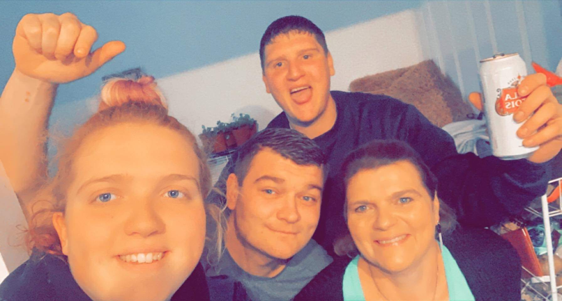 Andrew si užíval chvíle so svojimi priateľmi.