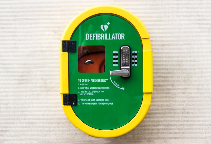 Defibrillátorokat szerelnek fel az újpesti óvodákba