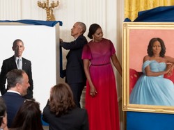Obamowie odsłonili swoje portrety w Białym Domu. Michelle zaskoczyła wyglądem. FOTO