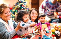 Dziecko przy wigilijnym stole. Jak pomóc mu stawiać granice?