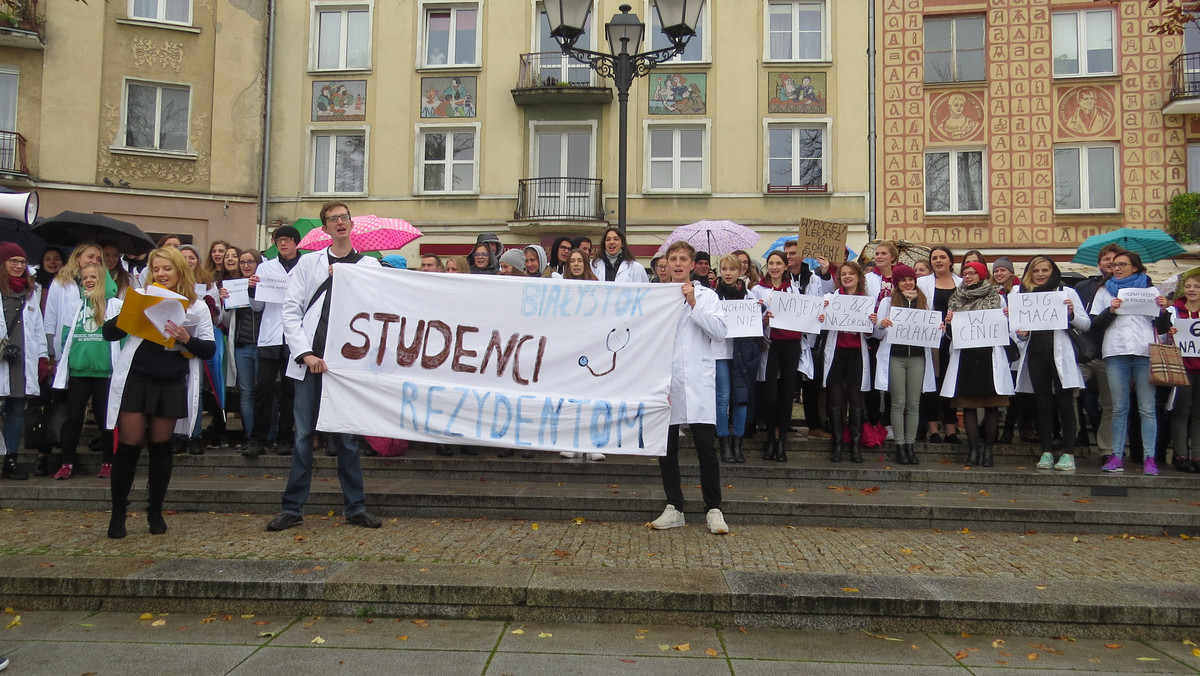 Około 200 osób wzięło dzisiaj udział w pikiecie zorganizowanej w Białymstoku przez studentów Uniwersytetu Medycznego. Manifestacja była wyrazem ich poparcia dla głodujących lekarzy-rezydentów.