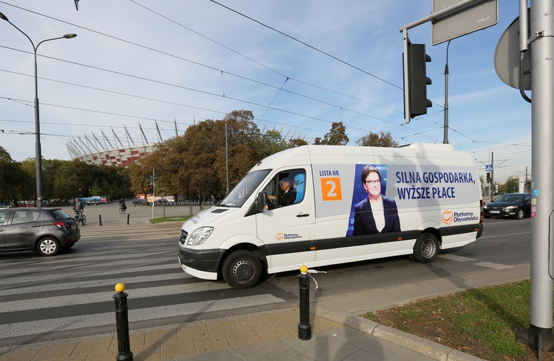 Przed wyjazdem tzw. program-vanem w trasę po województwie mazowieckim, Ewa Kopacz powiedziała przed Stadionem Narodowym, że Beata Szydło powinna wiedzieć, że w tej kadencji sejmu stawki minimalnej już nie uda się podnieść.