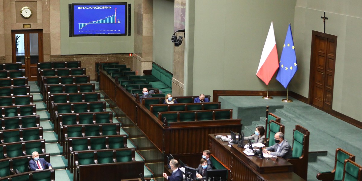 Puste ławy rządowe w czasie debaty sejmowej o budżecie państwa