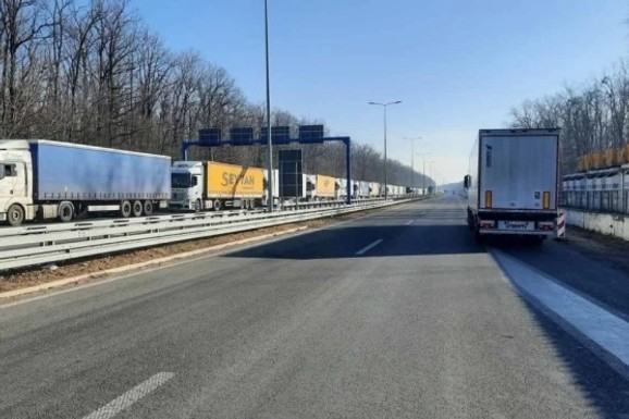 KOLAPS NA GRANICAMA Ovi vozači čekaju i do 5 sati, kilometarske kolone na više prelaza: Evo gde je saobraćaj izmenjen zbog radova