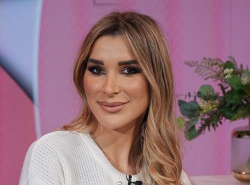 ĆERKA DRAGANA DŽAJIĆA SE SKINULA U BIKINI: Dragana se je prava bomba, zapalila plažu - Muškarci lude za njom, a ona ljubi BRATA ANE IVANOVIĆ